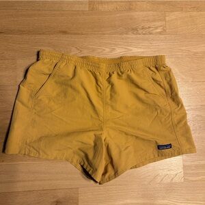Patagonia Baggies in pufferfish gold- size L